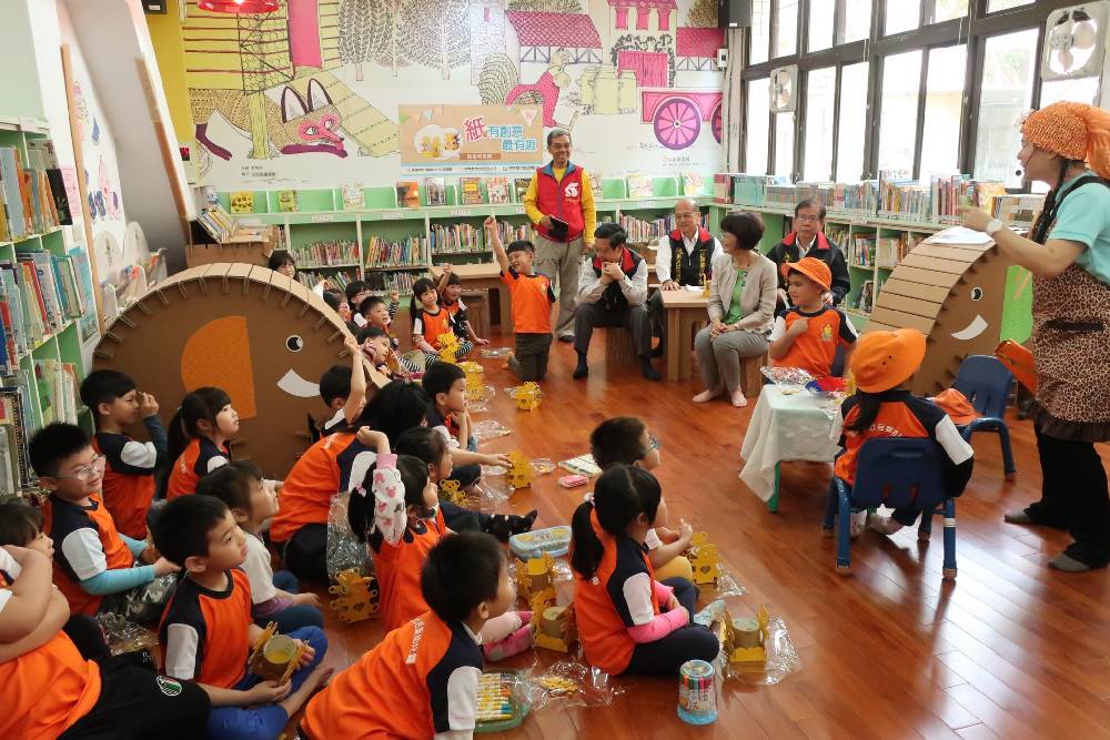 紙圖書館主要設於兒童室，利用瓦楞紙打造適合兒童使用的桌椅及設施